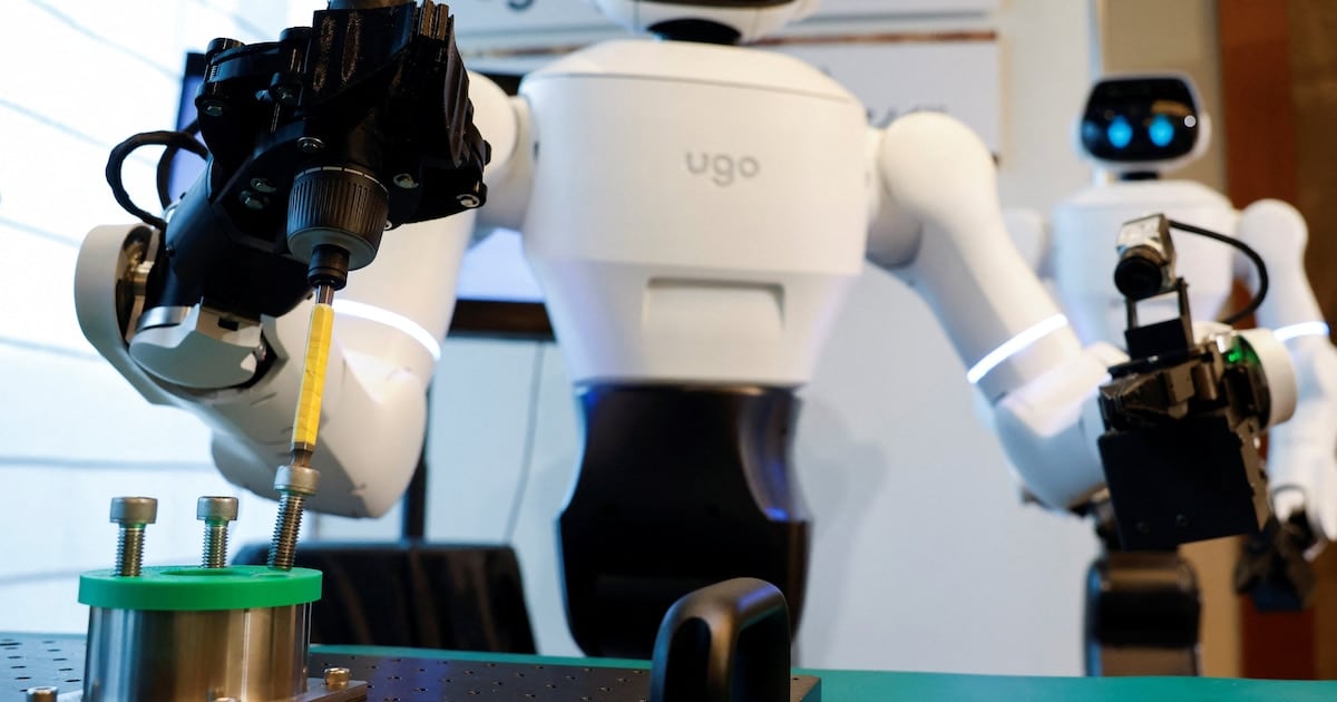 Un robot con IA salió a las pruebas en un hospital japonés y ya piensa en las fábricas