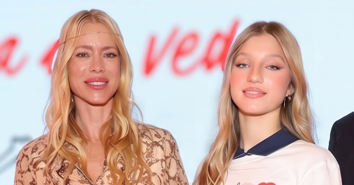 Allegra Cubero pisó la pasarela de XLaVida con su madre Nicole Neumann mirándola desde la primera fila