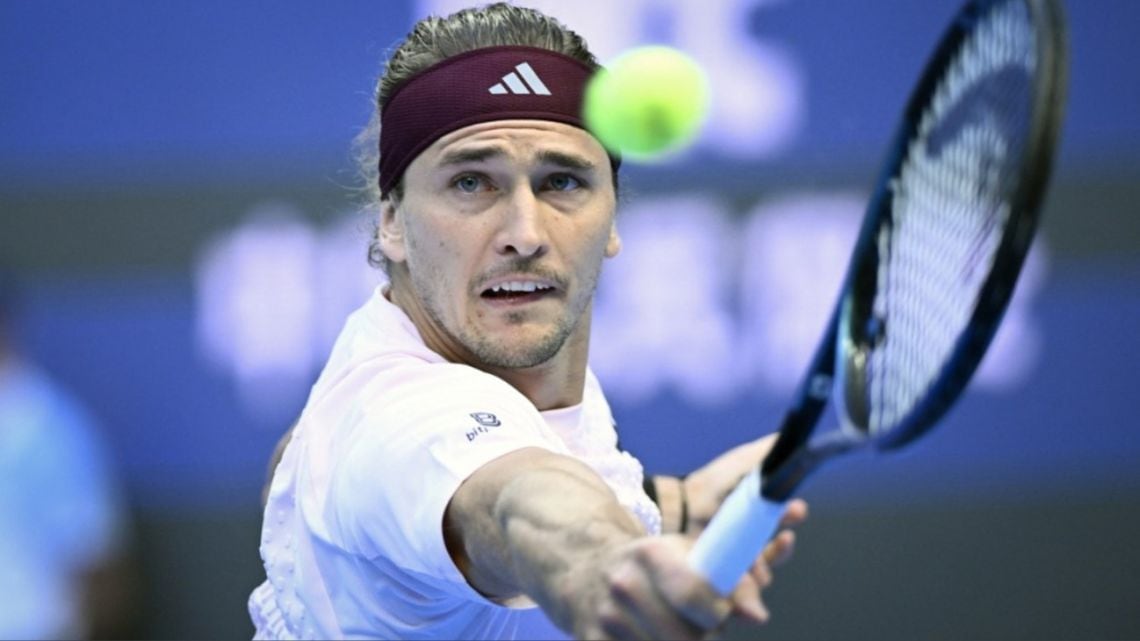 Zverev pasó de ronda en Shanghái y le puso el pecho a la quita de sets en los Grand Slams