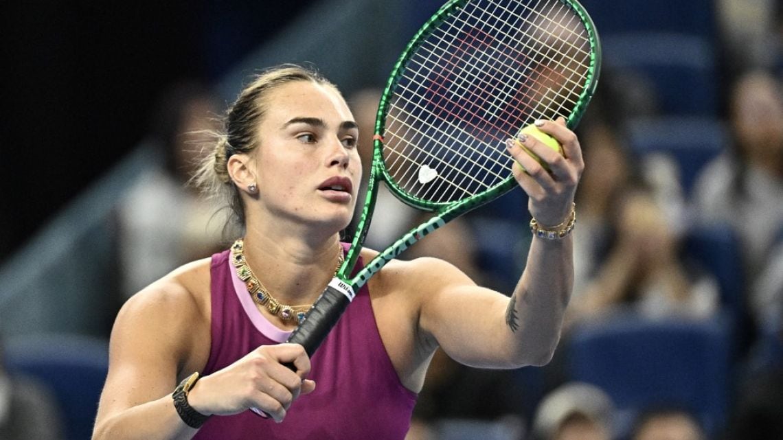 Sabalenka pasó el debut en Pekín con una mano en la cara y la mira en la número uno