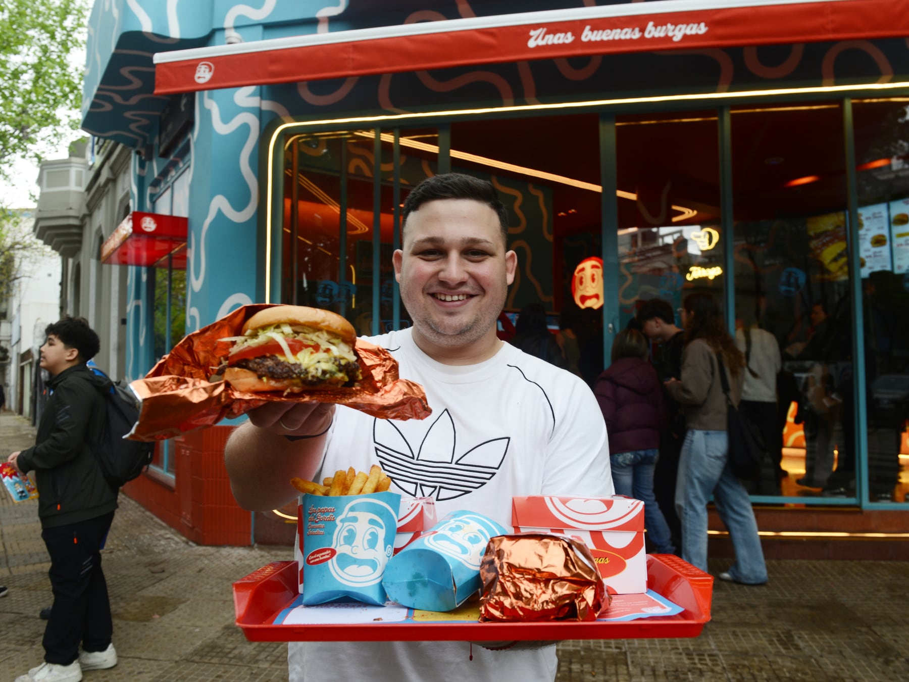 Palermo tiene una nueva esquina para fanáticos de las smash burgers y la fila es parte del ritual