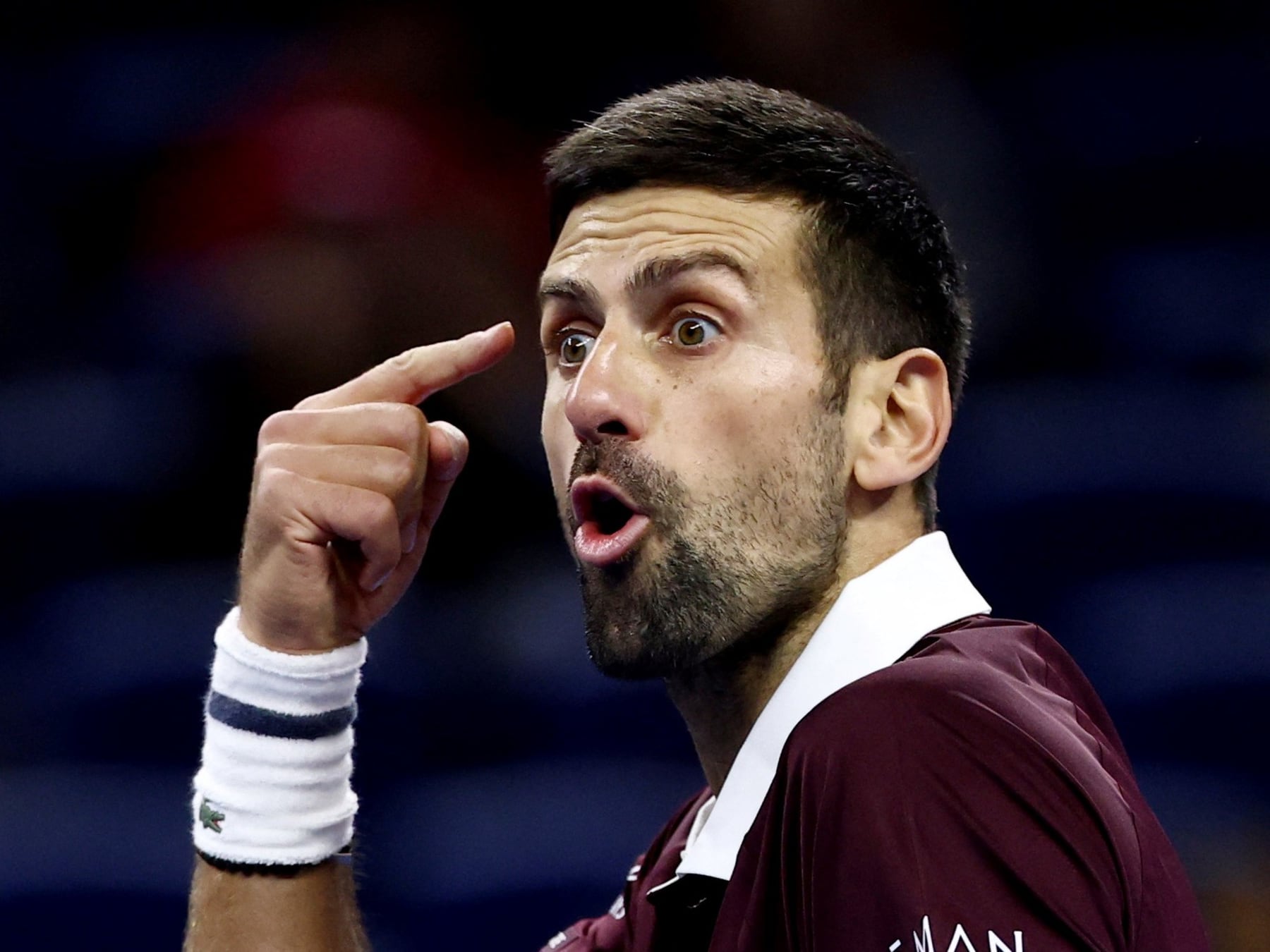 Djokovic se enojó con el árbitro, le ganó igual a Zverev y va por Medvedev en semis de Pekín