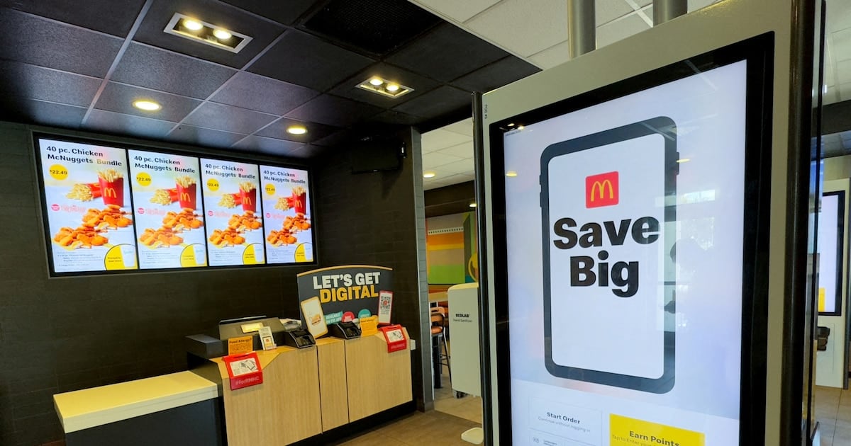 McDonald's mete la inteligencia artificial en la cocina de los precios: cada local, una sugerencia distinta