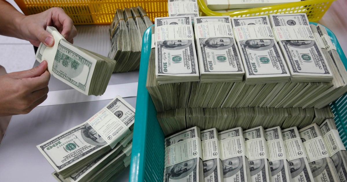 El dólar informal cerró la rueda en $1.545 y quedó a apenas cinco pesos de la pizarra del Banco Nación