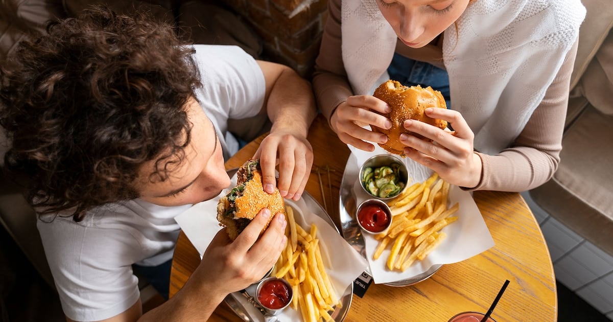 Dos cenas iguales en calorías, distintas en el cuerpo: lo que dejó un ensayo sobre comida ultraprocesada en 57 adultos