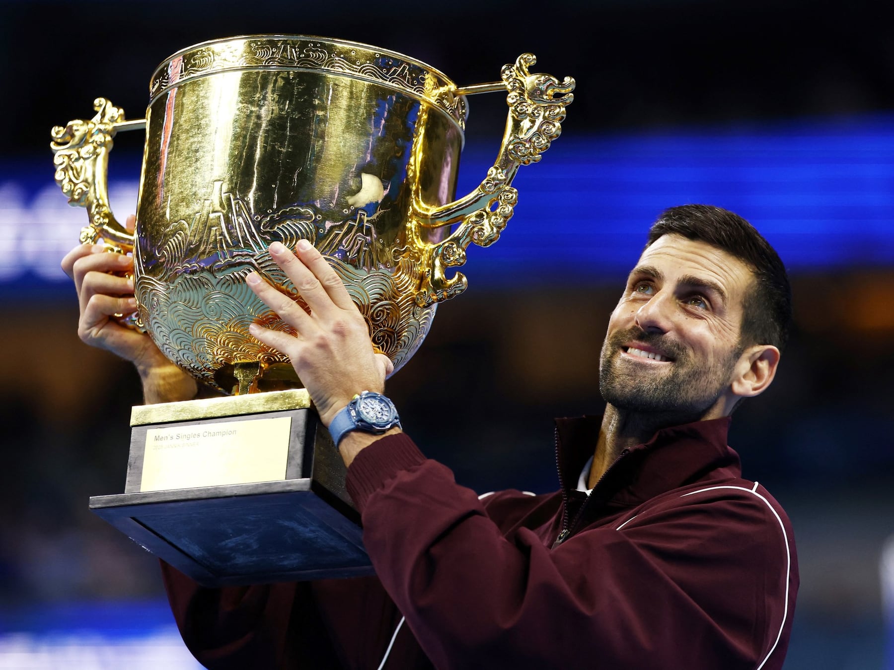 Novak ganó en Pekín y ya respira en la nuca de Federer: a uno lo tiene