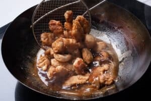 Pollo al limón bien crocante: la receta de dos harinas que se cocina en casa sin complicarse