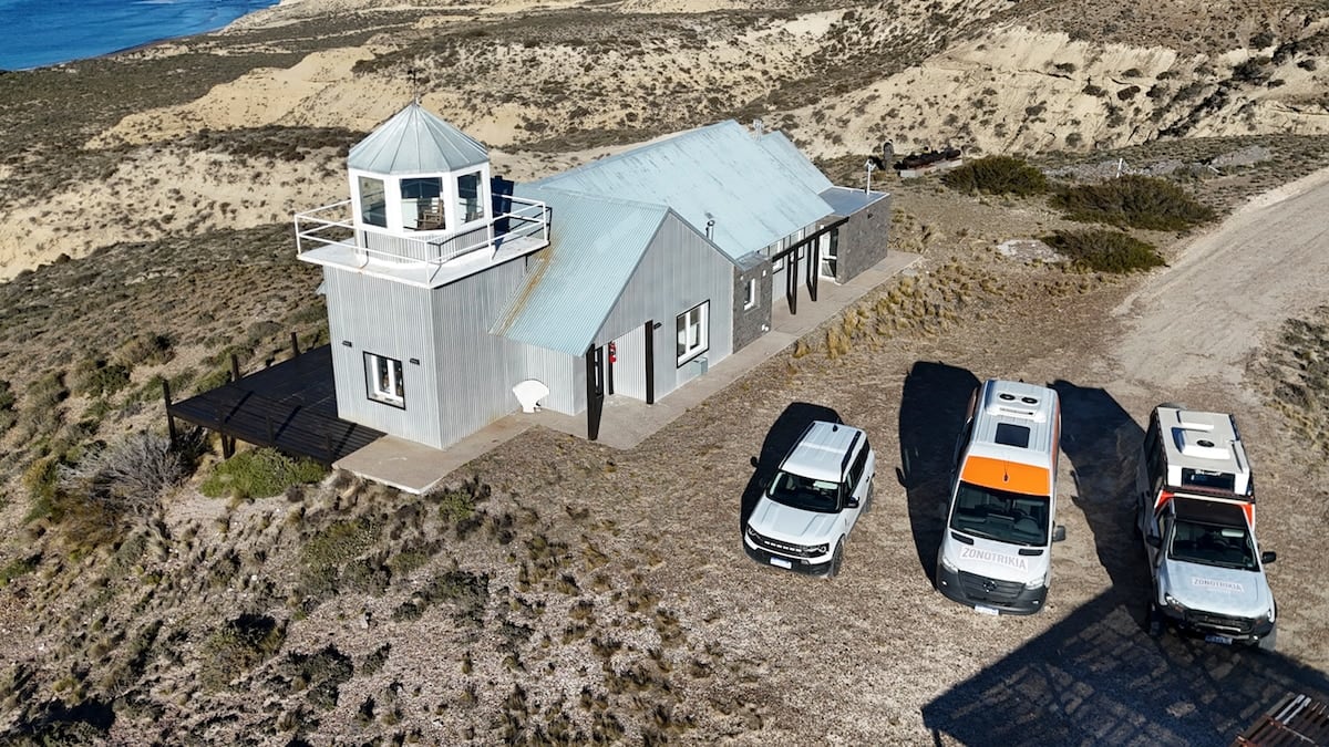 A cincuenta kilómetros de Puerto Madryn, una estancia de casi cien años propone ver ballenas desde la costa y caminar por la estepa