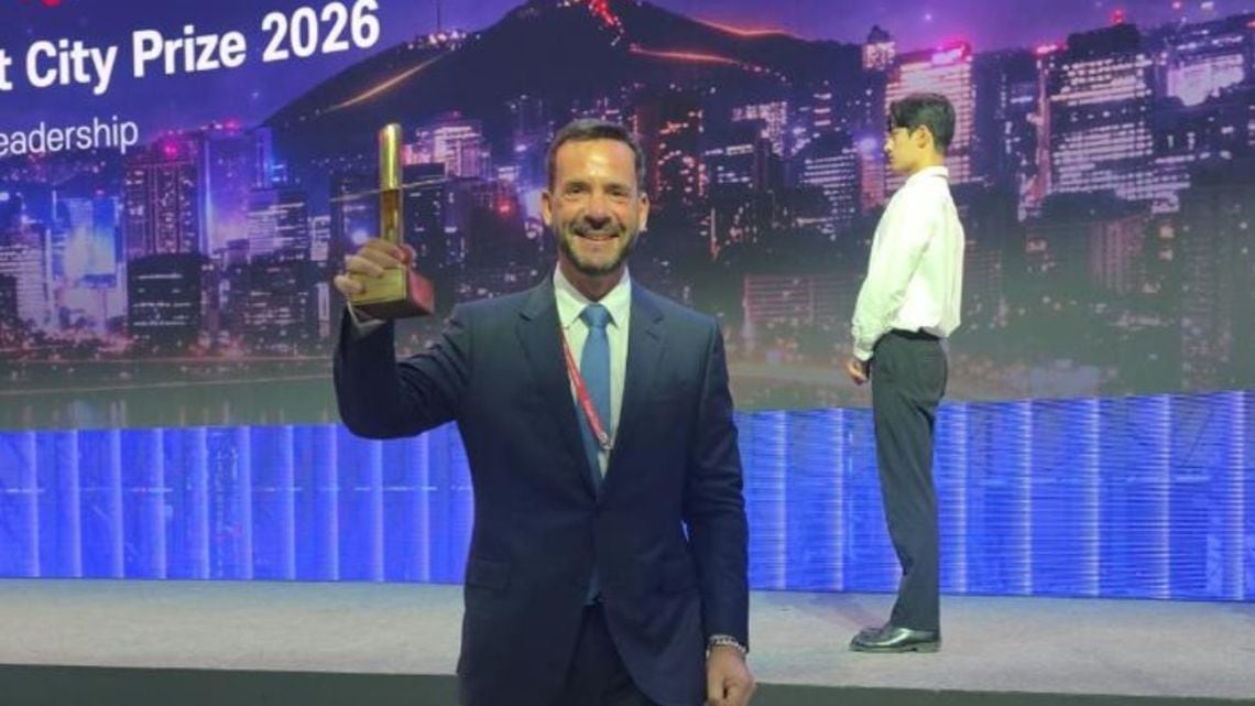 Escobar recibió un premio internacional por un modelo de gestión que combina atención y compras públicas con inteligencia artificial