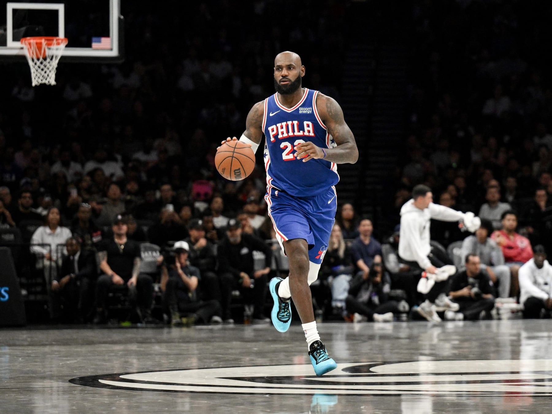 LeBron se puso la camiseta de los Sixers y la rompió: 18 minutos, 10 puntos y la lengua afuera