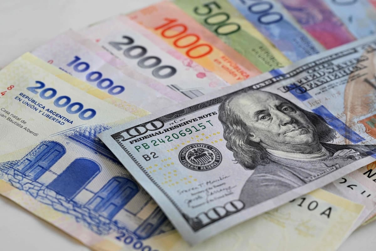 Argentina se abarató en dólares por segundo mes seguido, pero la ropa y los restaurantes siguen liderando los sobreprecios en la región