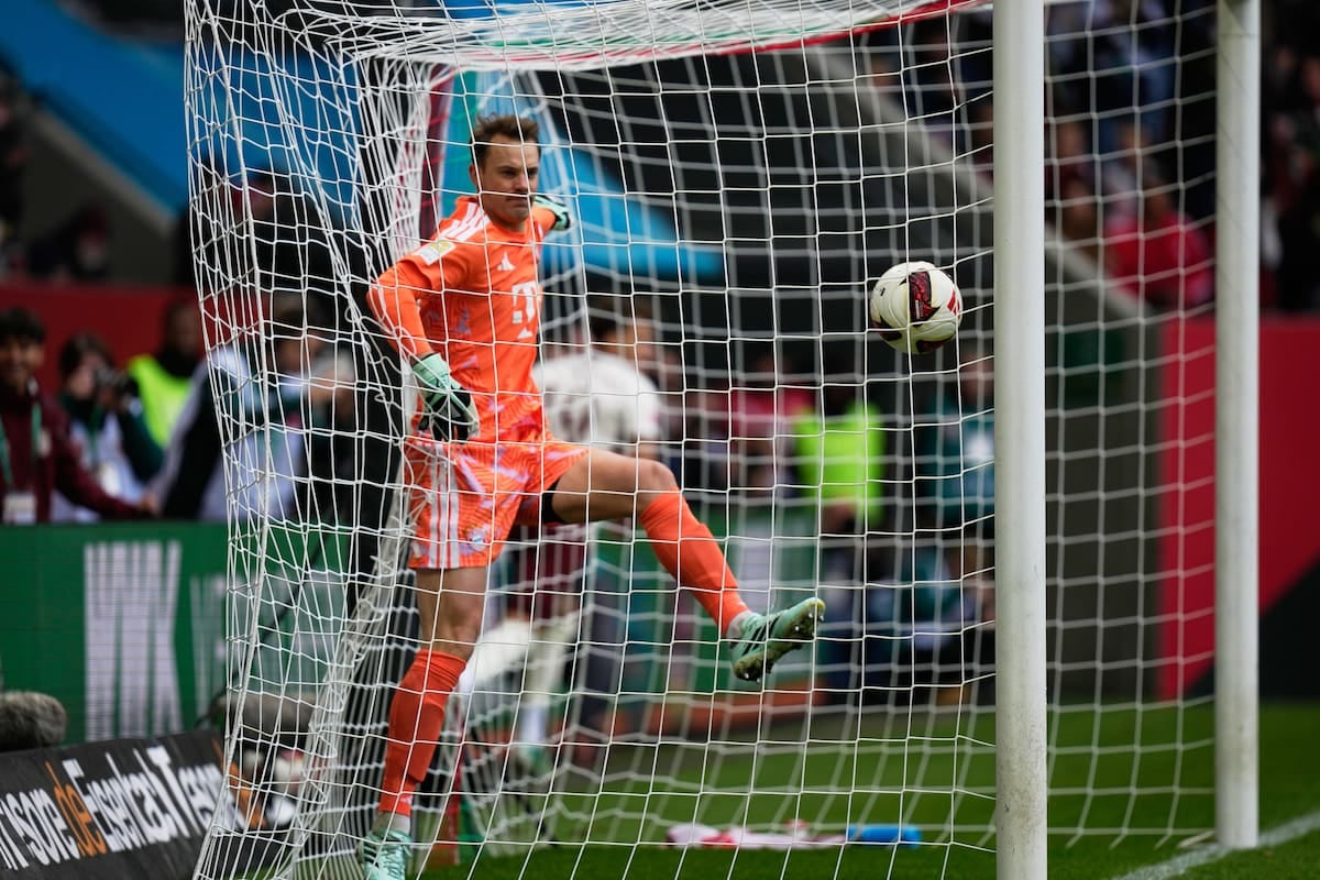 Neuer regaló dos goles en cinco minutos y Bayern se volvió de Augsburgo masticando bronca