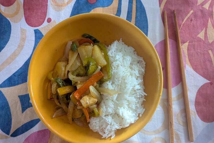 El salteado chino que se reinventa sin carne: tofu agridulce con piña, una puerta de entrada a la cocina vegana