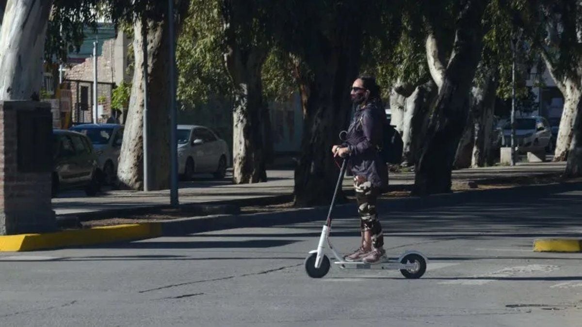Neuquén le apuesta a los monopatines públicos: una movilidad que quiere sacudir al centro antes de las fiestas de verano