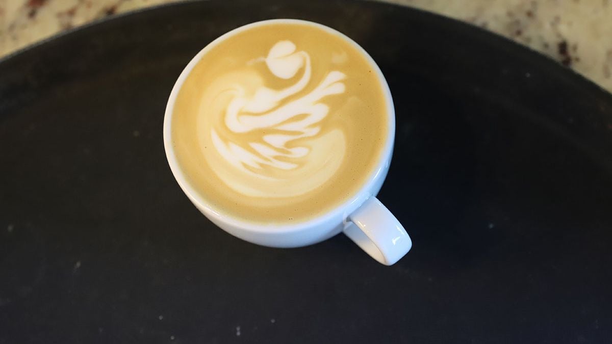 El recargo de $1.500 por la leche deslactosada: cuando un café con leche se vuelve un dilema legal en Neuquén