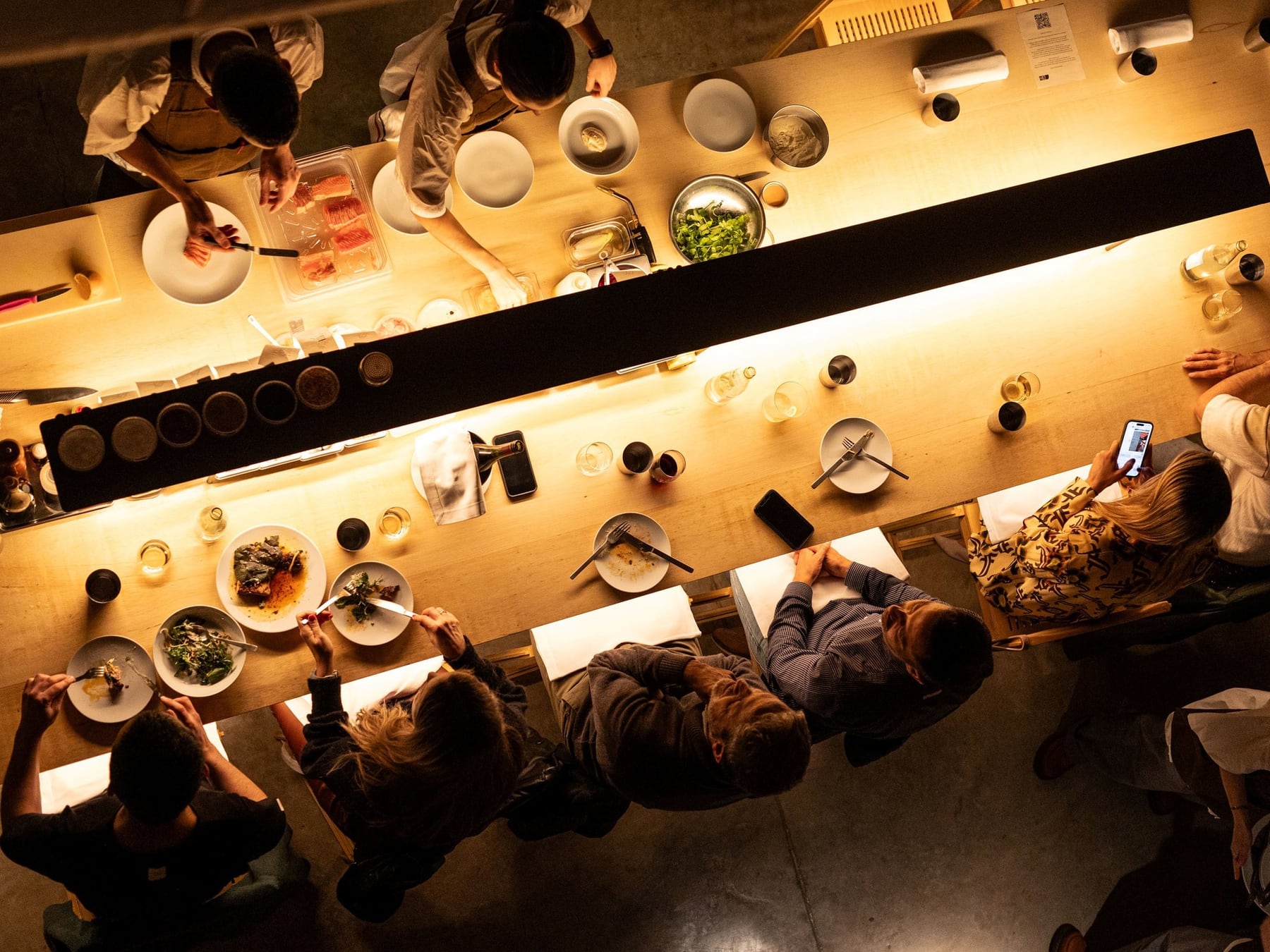 Salir a comer en Buenos Aires hoy: menos plato, más foto y el celular como invitado de mesa