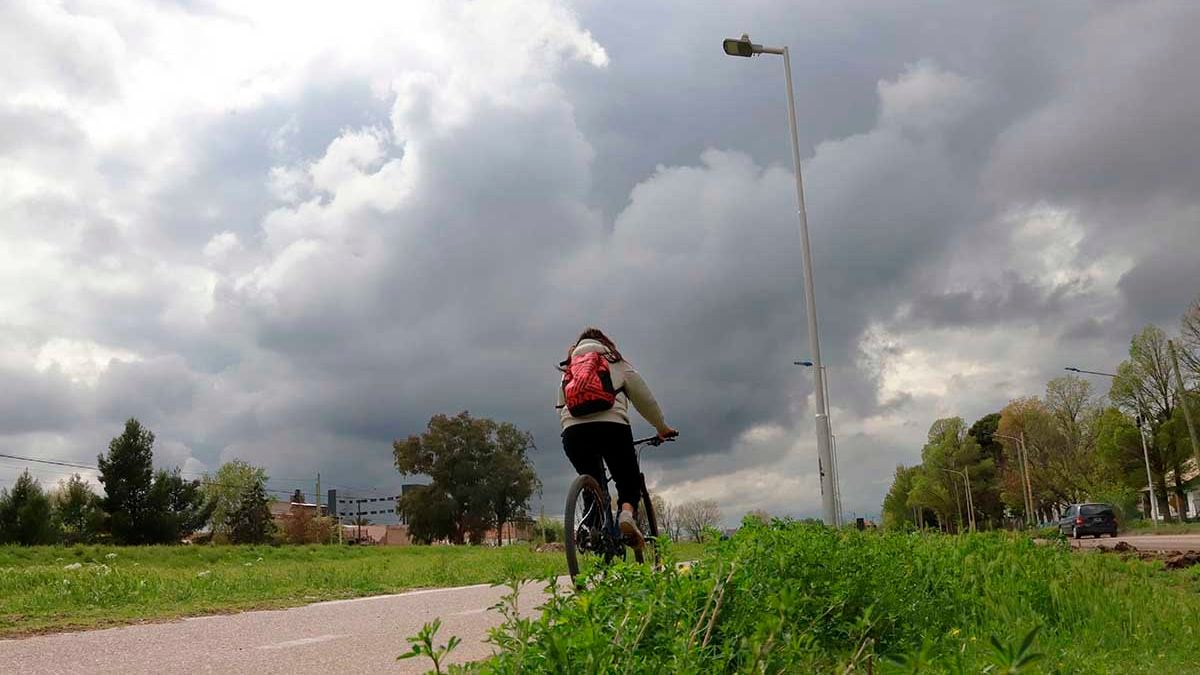 Semana gris en la capital neuquina: el termómetro no pasa de los 20°C y el domingo se viene con todo