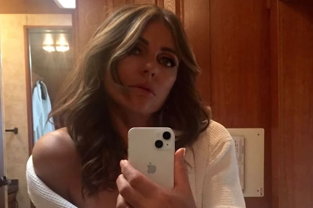 Elizabeth Hurley volvió al set de The Burbs y un anillo de diamantes desató las especulaciones de sus fans