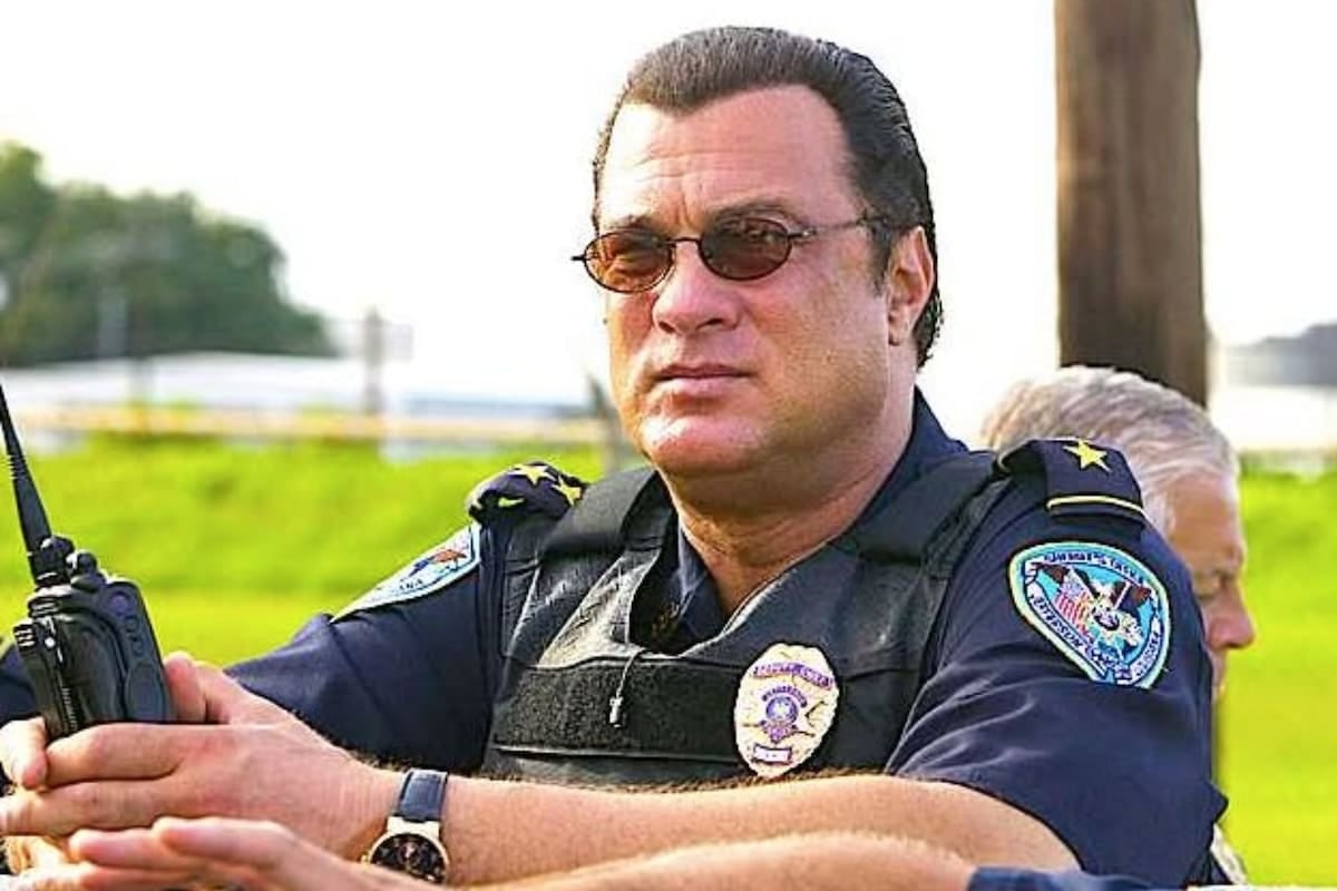 Steven Seagal dejó los sets y se calzó el chaleco de sheriff en la frontera de Texas