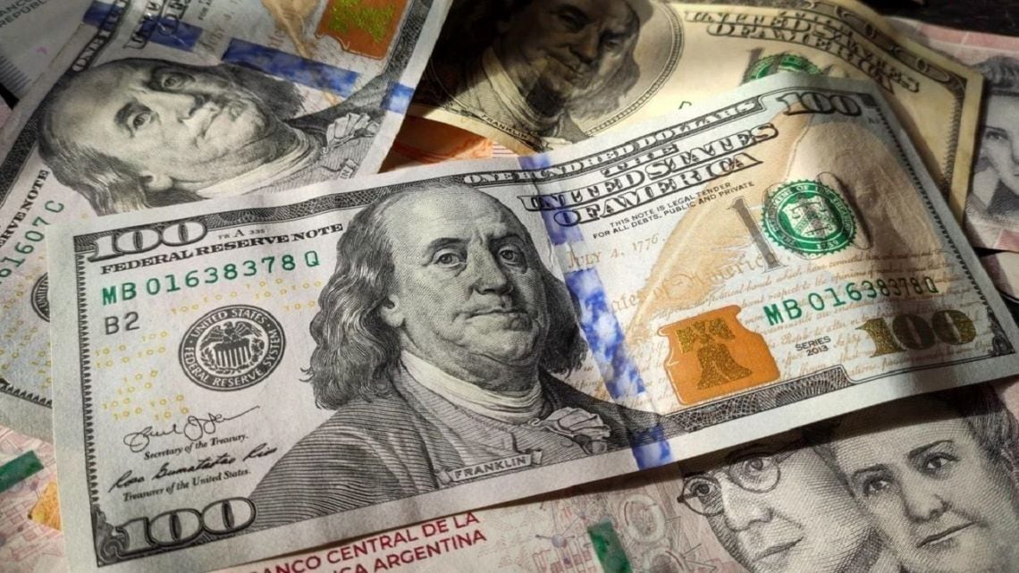 El blue retrocedió a $1.545 y quedó a quince pesos del oficial del Nación