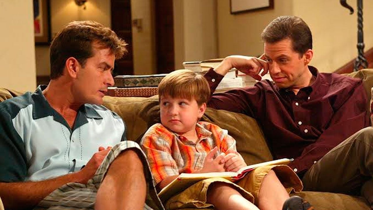 Hugh Grant estuvo a un firma de reemplazar a Charlie Sheen en "Dos hombres y medio" por 750 mil dólares por capítulo