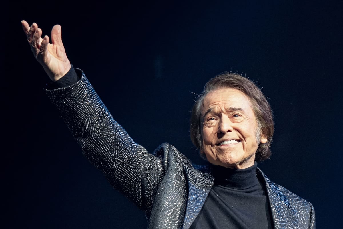 Raphael vuelve a Buenos Aires con Raphaelísimo y la sombra de un encuentro con Bergoglio en el Gran Rex