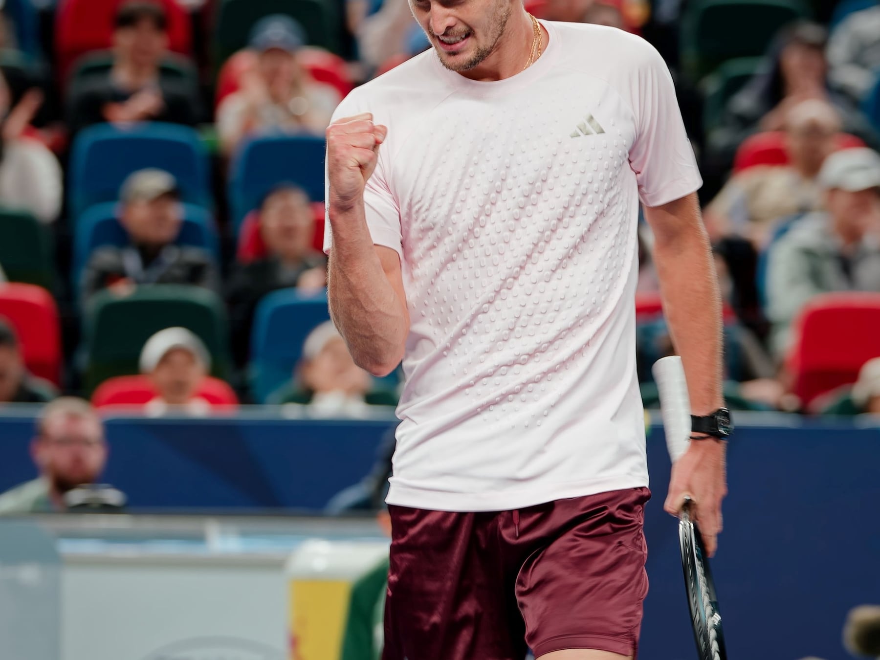 Zverev pasó por encima de De Miñaur y va por Davidovich Fokina en Shanghái