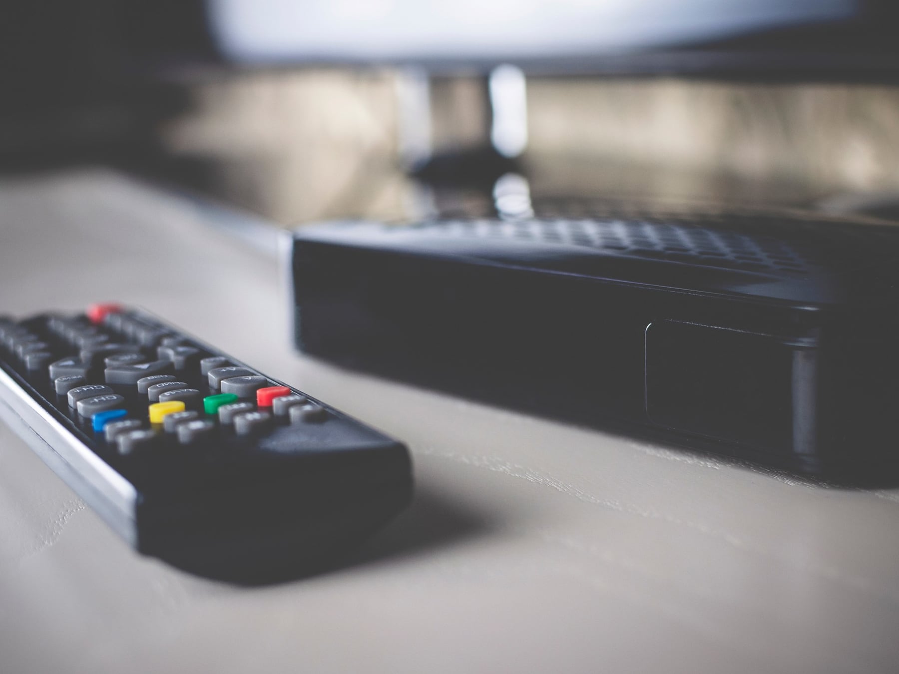 Cuidado con esas TV boxes baratas: pueden salir de fábrica listas para espiar tu Wi-Fi