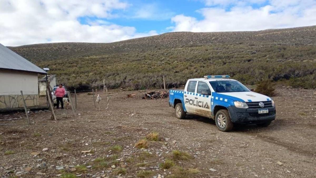 Una semana sin poder salir a comprar comida: la historia de la familia varada en la meseta neuquina que tuvo que ser rescatada por la Policía