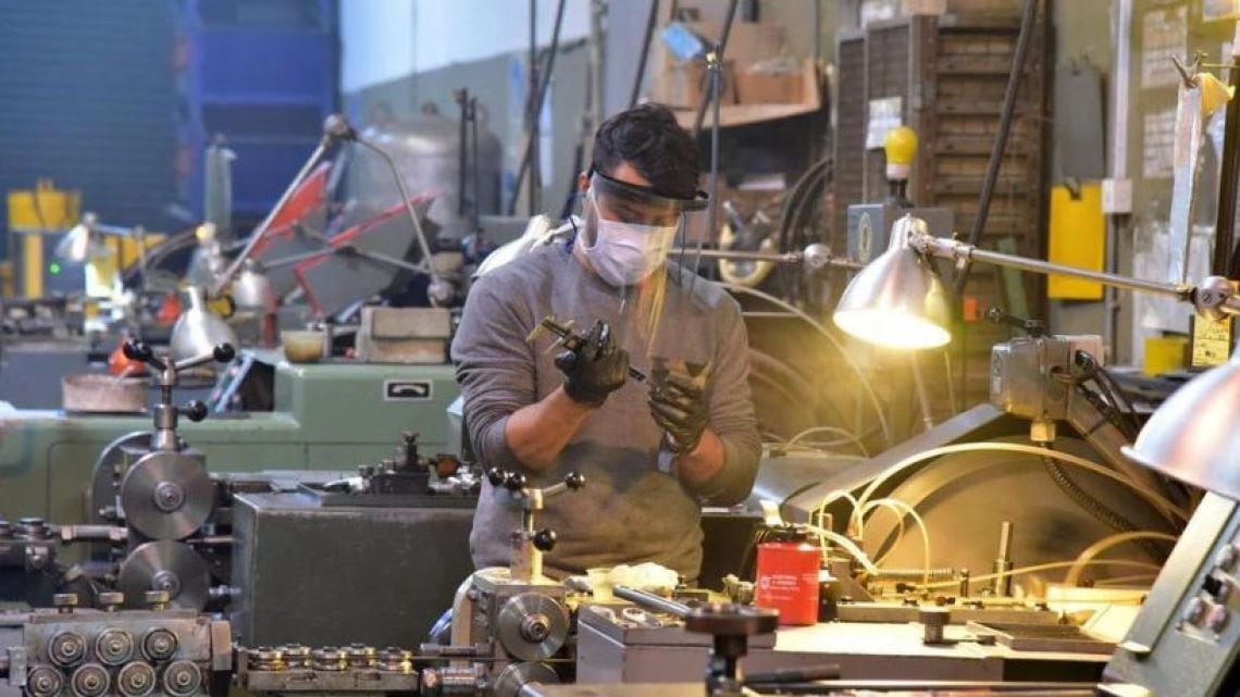 La industria trabaja con cuatro de cada diez puntos de capacidad ociosa y el empleo formal se desvanece
