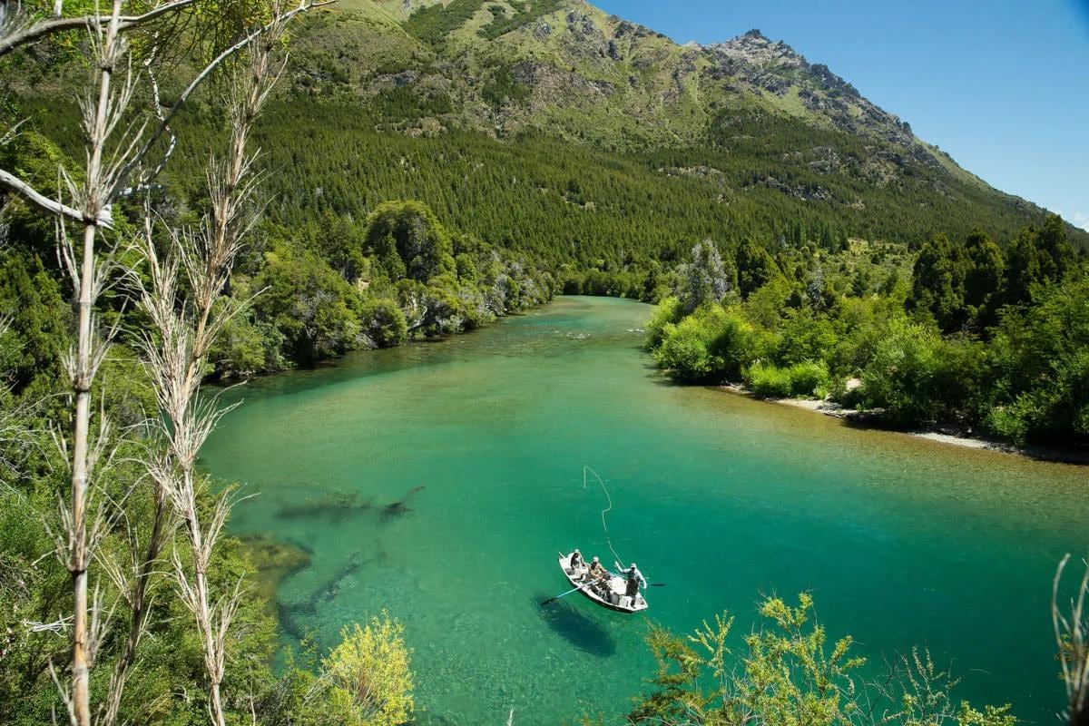 Pesca deportiva en Neuquén: arrancó la venta de permisos para una temporada que se extiende hasta mayo de 2027