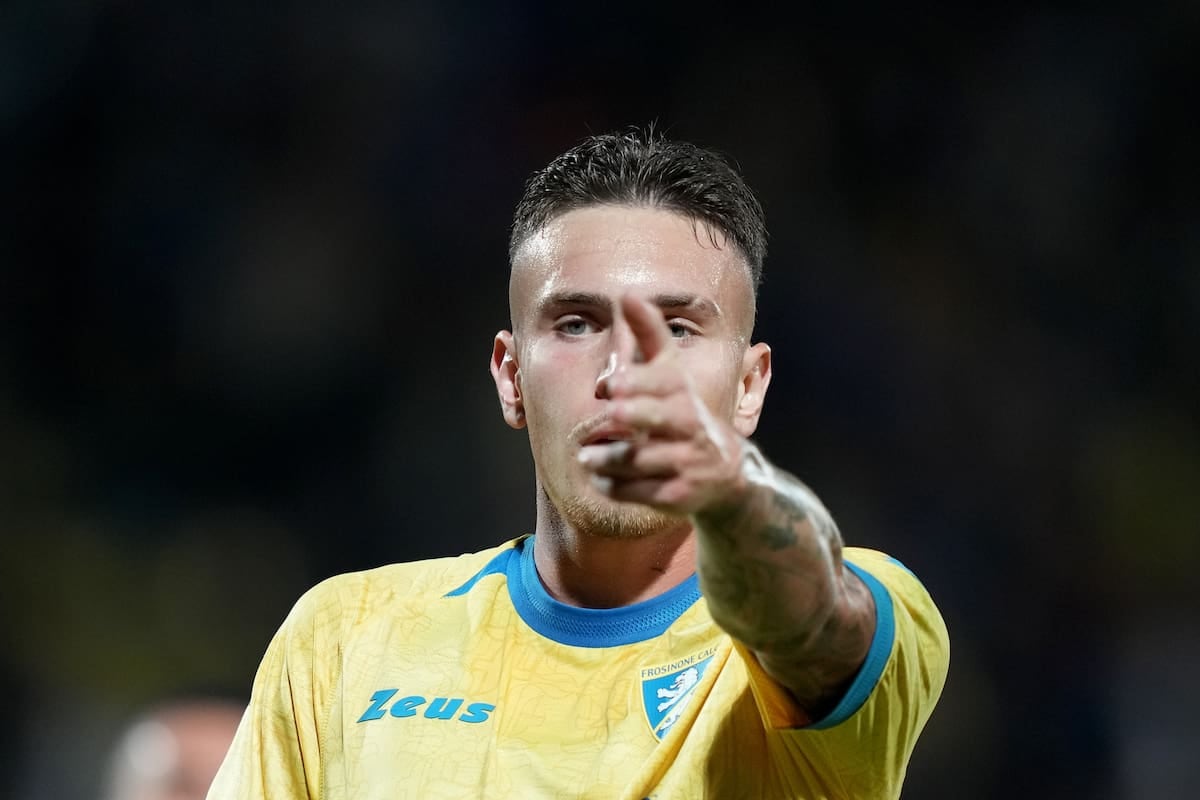 Raimondo la rompió: triplete en Frosinone y se calzó el trono de goleadore en Italia