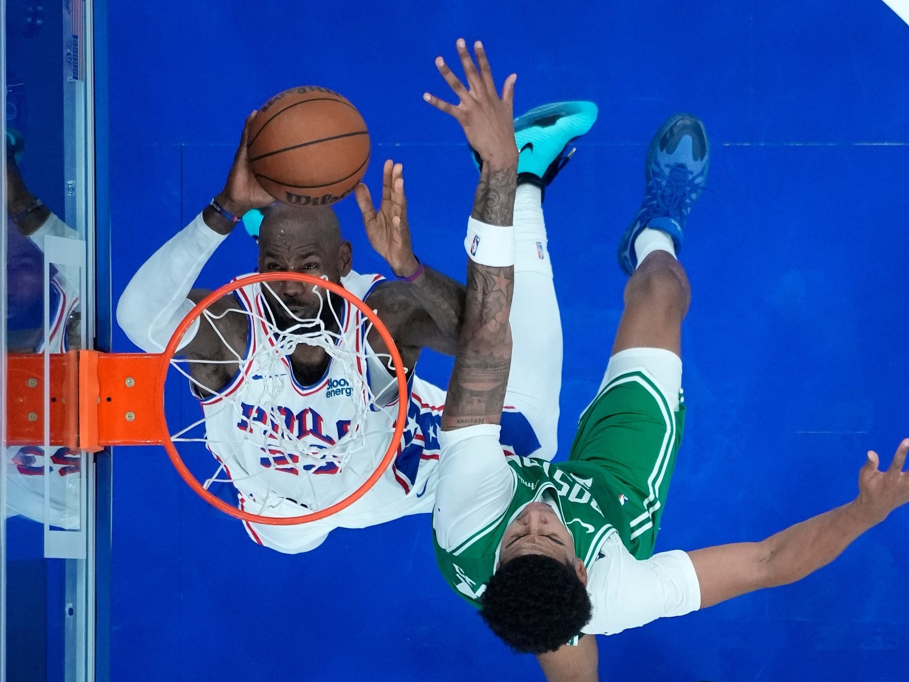 LeBron se puso la de Philadelphia y volvió a volar: 41 años y una volcada que cortó el aire