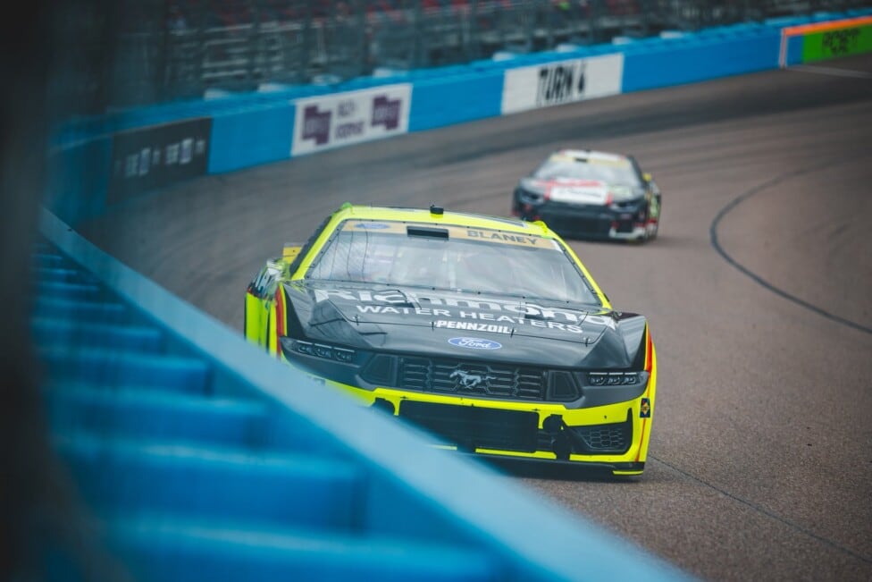 Blaney se adueñó de la pole en Phoenix y dejó a Larson complicado en el arranque