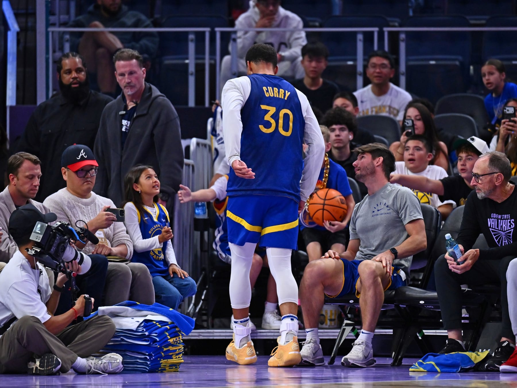 Curry aceptó cobrar menos y al toque se torció el tobillo: los Warriors arrancan con el corazón en la garganta