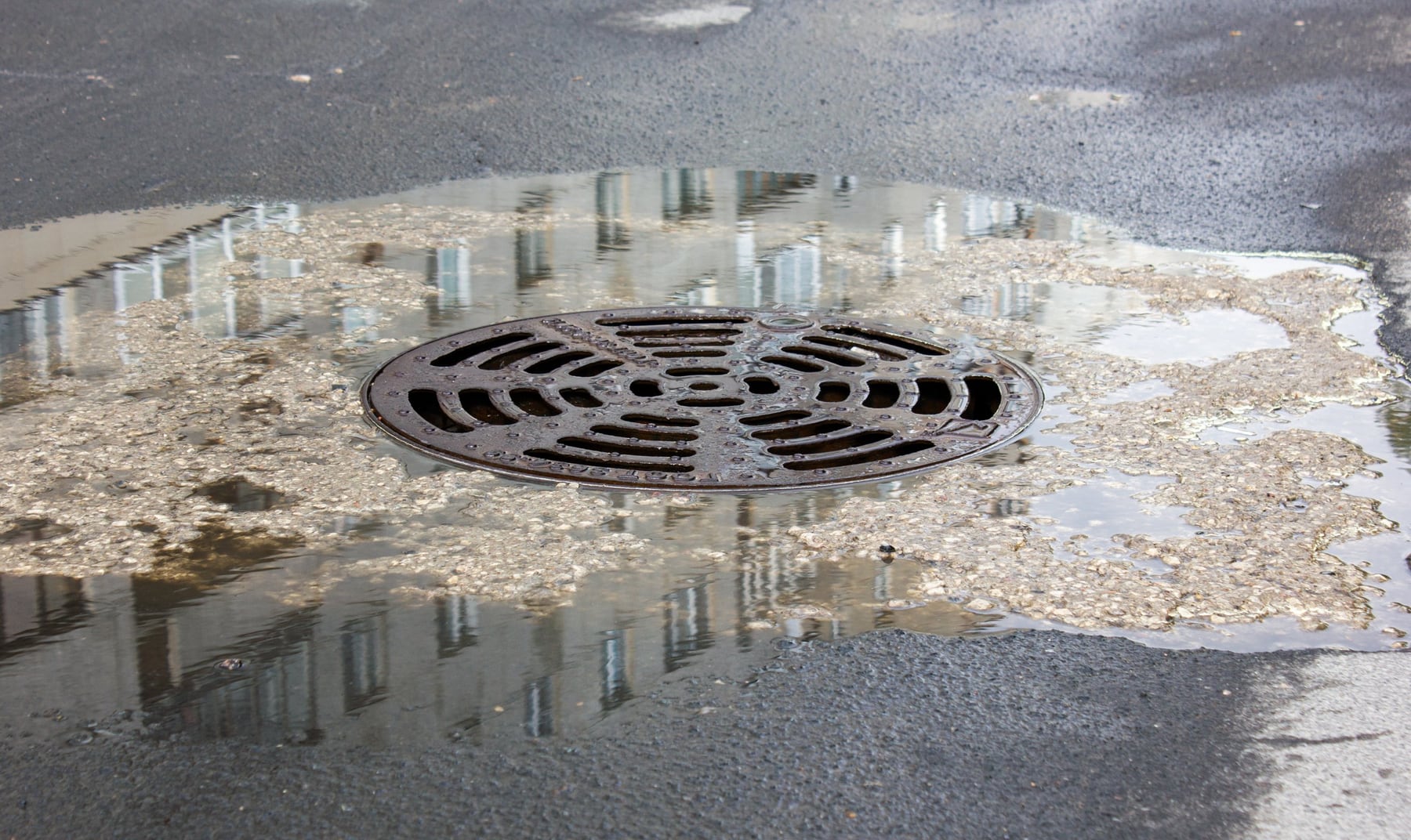 Neuquén se prepara para otra jornada de agua y viento: la clave está en no tocar las rejas