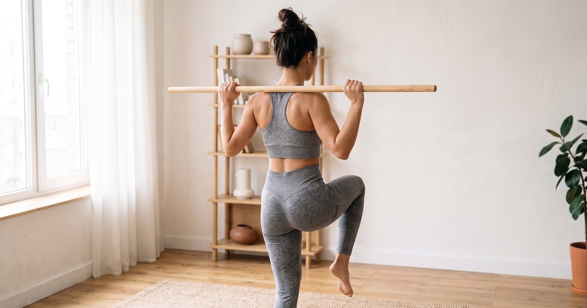 Palo de escoba, tres movimientos para entrenar el core sin salir de casa