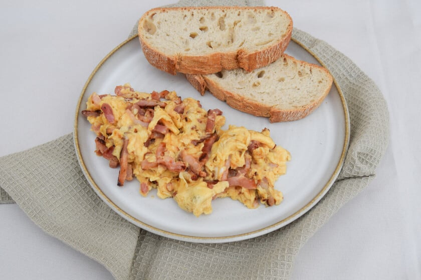 El truco para que los huevos revueltos con bacon queden cremosos y neveros