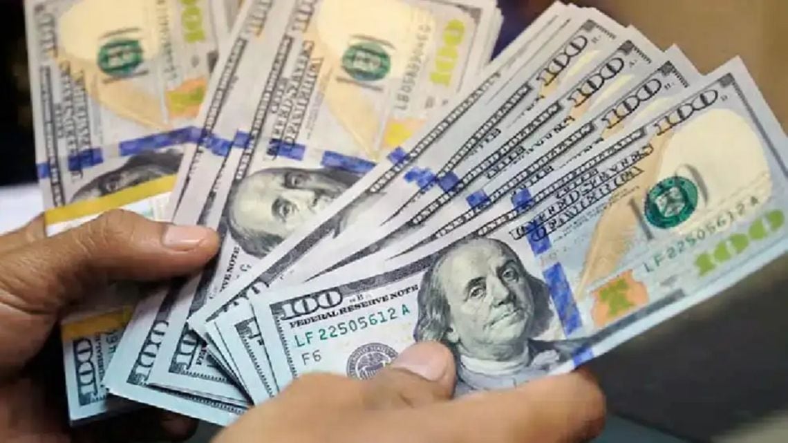 El dólar informal avanzó y cerró a 1.575 pesos, mientras el contado con liquidación superó los 1.670