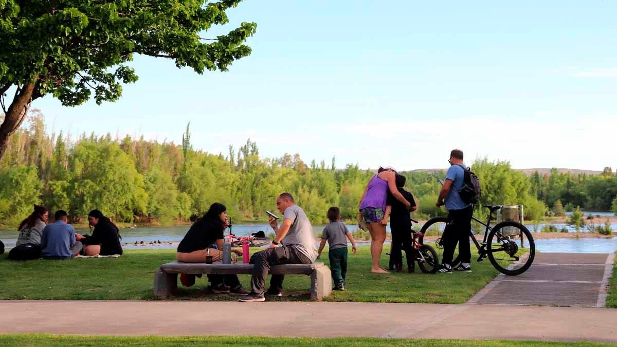 Neuquén disfrutó una tarde junto al Limay y espera más calor hacia el jueves